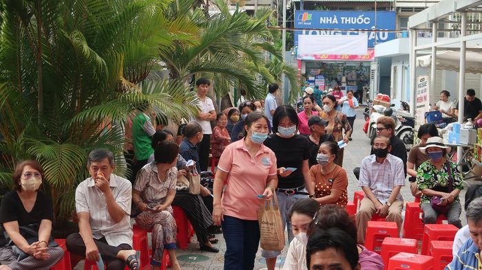 Rất đông người dân ngồi đợi để tham gia khám sức khoẻ.