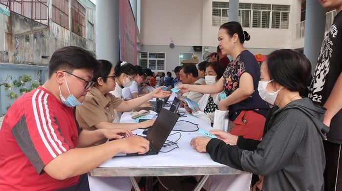 Người dân được hướng dẫn đăng ký khám.