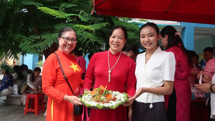 Các cán bộ chi, tổ, hội của phụ nữ phường chuẩn bị nhiều món ăn truyền thống để mời các khách mời đặc biệt.