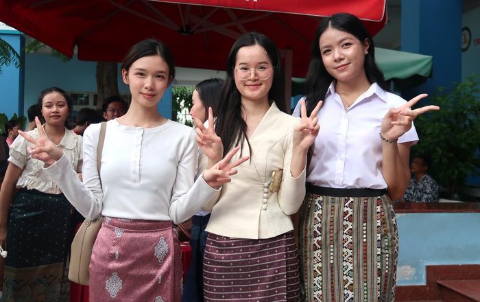 Em Phonesavanh Sengmany (bìa trái) cùng các bạn trải nghiệm ngày hội.