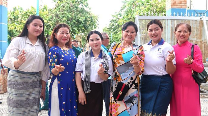 Cùng chụp ảnh kỷ niệm.