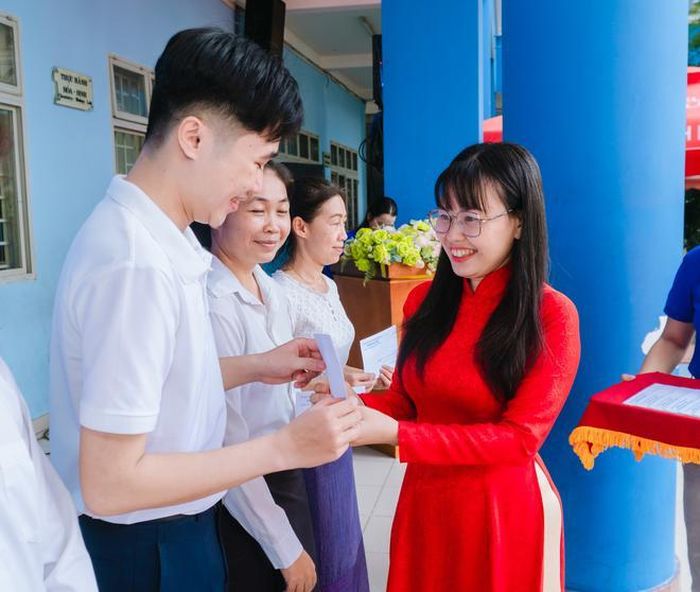 Lãnh đạo phường tặng quà cho các em.