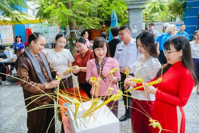 Các đại biểu cùng sinh viên tham gia "Ngày hội giao lưu văn hóa, ẩm thực Việt Nam - Lào - Campuchia năm 2026”.