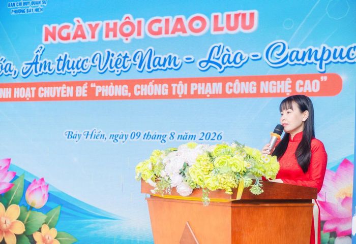 Bà Bùi Thị Hải Hà, Chủ tịch Ủy ban MTTQ Việt Nam phường Bảy Hiền, phát biểu tại chương trình.