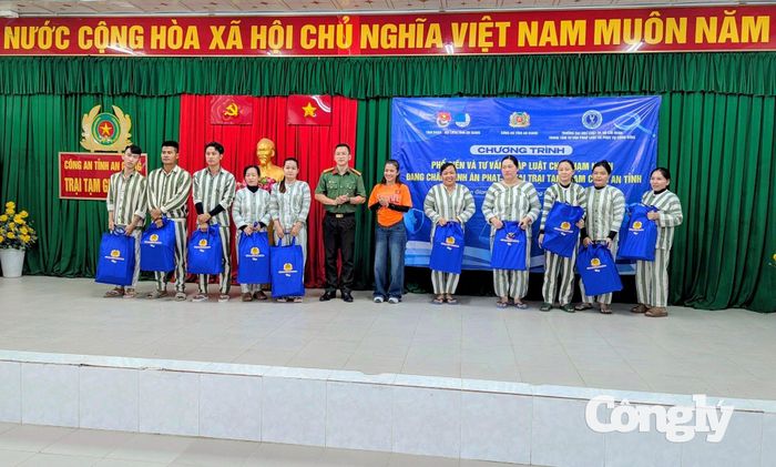 Ban tổ chức đã trao tặng 20 phần quà ý nghĩa cho các phạm nhân tham dự chương trình