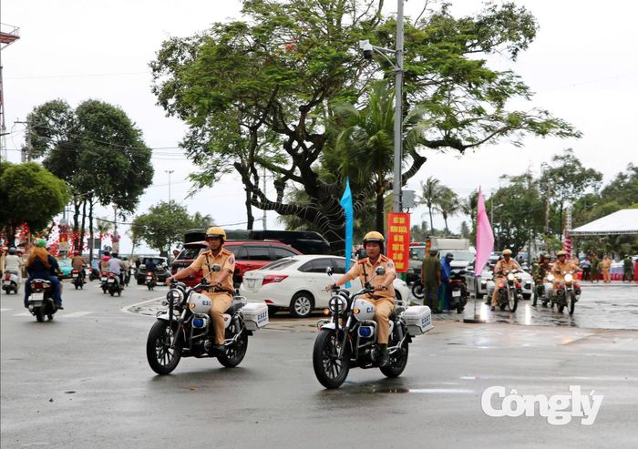 Ngay sau Lễ ra quân, các lực lượng đã tổ chức diễu hành tuyên truyền trên một số tuyến đường