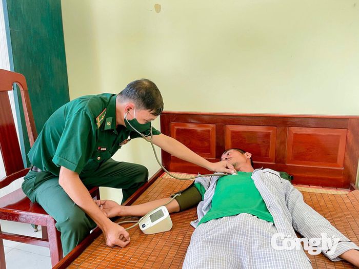 Quân y đồn Biên phòng Trung Bình thăm khám sức khỏe cho ông Lê Văn Ngoan.