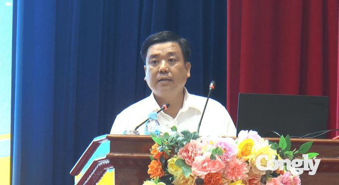 Phó Chánh án TAND tỉnh Đồng Tháp Trần Văn Kiến trình bày chuyên đề tại hội nghị tập huấn