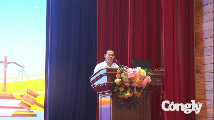 Phó Chánh án TAND tỉnh Đồng Tháp Hứa Quang Thông trình bày chuyên đề tại hội nghị tập huấn