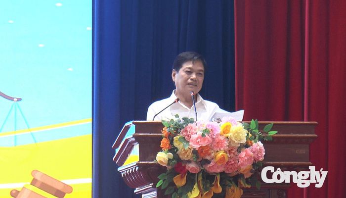 Phó Chánh án TAND tỉnh Đồng Tháp Nguyễn Thanh Phong trình bày chuyên đề tại hội nghị tập huấn