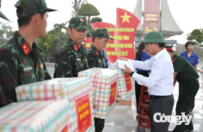 Phó Chủ tịch UBND tỉnh Đinh Văn Tuấn thăm hỏi, động viên cán bộ, chiến sĩ và đội ngũ chuyên môn trực tiếp thực hiện nhiệm vụ.