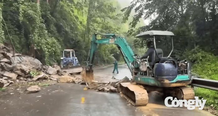 Dù đã thông xe, nguy cơ sạt lở tại khu vực vẫn có thể xảy ra.
