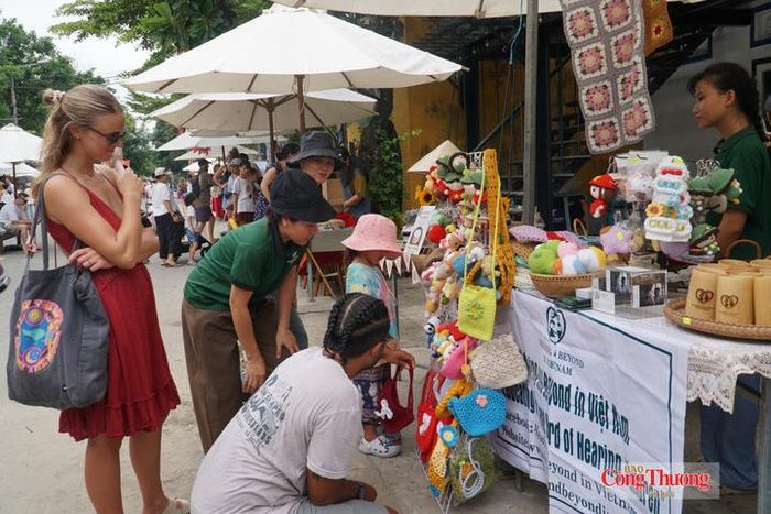 Các em nhỏ du khách quốc tế lại yêu thích các sản phẩm handmade