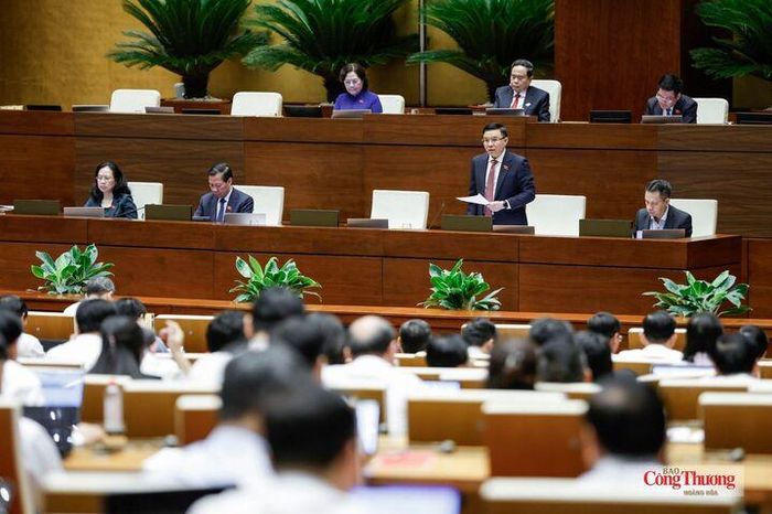 Bộ trưởng Bộ Công Thương Lê Mạnh Hùng phát biểu giải trình, làm rõ một số vấn đề đại biểu Quốc hội nêu.