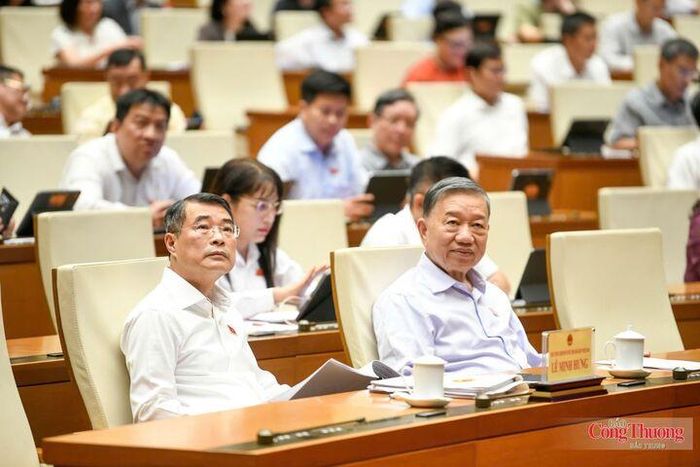 Tổng Bí thư, Chủ tịch nước Tô Lâm và Thủ tướng Chính phủ Lê Minh Hưng dự phiên thảo luận tại hội trường về Luật Dầu khí (sửa đổi).