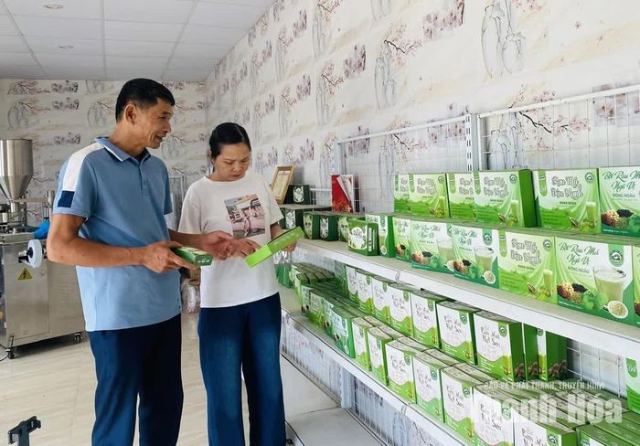 HTX cây trồng và vật nuôi Đồng Ngâu, xã Thọ Long xây dựng gian hàng trưng bày, giới thiệu sản phẩm từ bột rau má cho khách hàng.