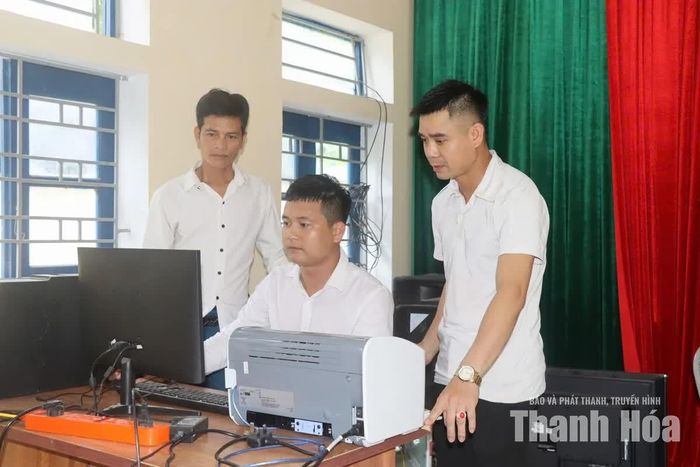 Anh Lương Văn Chuyền (giữa), Trưởng ban công tác mặt trận thôn Pa Phanh, xã Thiên Phủ ứng dụng công nghệ thông tin và chuyển đổi số trong công việc.