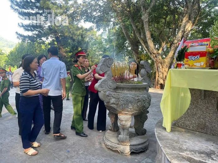 Cán bộ và Nhân dân xã Ngọc Trạo dâng hương tưởng niệm các Anh hùng liệt sĩ tại Khu Di tích Chiến khu Ngọc Trạo.