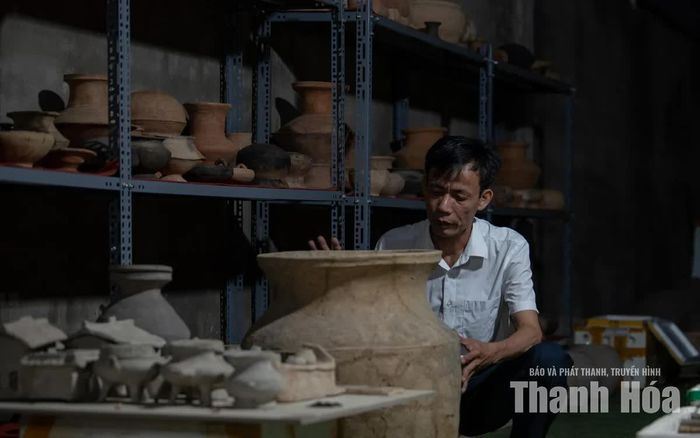 Với anh Nguyễn Duy Chung, mỗi hiện vật gốm cổ đều mang theo hơi thở và câu chuyện của tiền nhân.