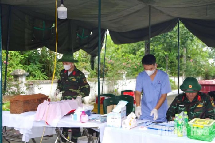 Tổ công tác lấy mẫu sinh phẩm hài cốt liệt sĩ tại Nghĩa trang liệt sĩ Hàm Rồng.