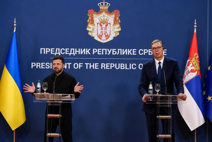 Tổng thống Ukraine Volodymyr Zelensky và tổng thống Serbia Aleksandar Vučić. Ảnh: Reuters.