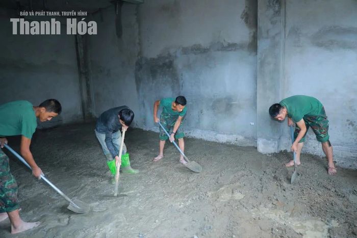 Trong khi đó, mặc dù nhà thầu đã huy động nhiều thiết bị máy móc, song việc thi công rất nhiều hạng mục công trình vẫn cần sức người. (Trong ảnh: Chiến sĩ Trung đoàn 762 thi công phần nền phòng học).