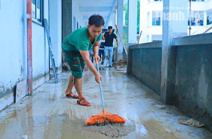 Binh Nhì, Nguyễn Trần Tiến Dũng (SN 2007), quê ở xã Nga Sơn cho biết: “Được thực hiện nhiệm vụ chi viện xây dựng trường học cho các em nhỏ vùng biên, em rất phấn khởi. Vậy nên, dù làm việc trong phòng oi bức, nhiều lúc phải cởi trần, nhưng chúng em đều rất quyết tâm, nỗ lực để hoàn thành”.