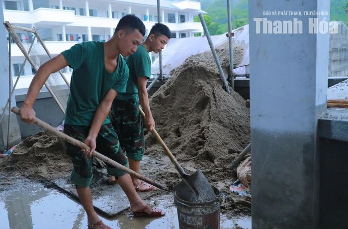 Theo chủ đầu tư là Ban Quản lý đầu tư công trình giao thông Thanh Hóa, đến ngày 8/8, dự án Trường nội trú liên cấp TH&THCS Bát Mọt đạt khoảng 80% khối lượng thi công, còn chậm so với kế hoạch đề ra. Một trong những nguyên nhân của tình trạng này là do khoảng cách địa lý xa, giao thông độc đạo, lại thường xuyên bị sạt lở, không có đơn vị cung ứng bê tông tươi phục vụ thi công, buộc nhà thầu phải trộn bê tông bằng máy công suất nhỏ, hoặc trộn thủ công bằng sức người. Sự giúp sức của những người lính từ Trung đoàn 762 đã gia tăng đáng kể khối lượng bê tông, hồ vữa, phục vụ thi công công trình.