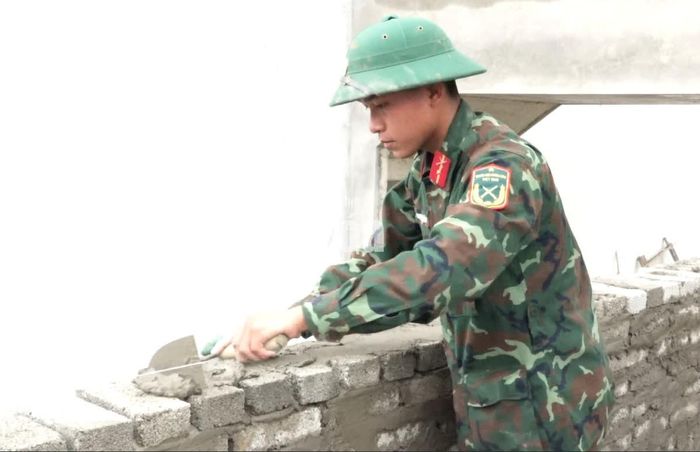 Ở đây, những người lính được chia ca, kíp phù hợp, tổ chức làm việc bên trong các tòa nhà lớp học đã hoàn thành xây thô, đảm bảo thi công liên tục xuyên ngày đêm.