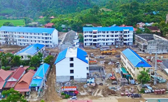 Thiếu tá Nguyễn Huy Hưng, Tiểu đoàn trưởng Tiểu đoàn 1, Trung đoàn 762, cho biết: Quá trình thực hiện nhiệm vụ, các cán bộ, chiến sĩ đều được đảm bảo nơi ăn chốn nghỉ thuận lợi để làm việc. Ngay sau khi có mặt tại công trình, chúng tôi đã phân công lực lượng theo ca, kíp, quyết tâm cao góp sức mình hoàn thiện trường học cho các cháu ở xã biên giới Bát Mọt khi năm học mới đang đến gần. (Trong ảnh: Dự án Trường nội trú liên cấp TH&THCS Bát Mọt trong những ngày gấp rút hoàn thành).