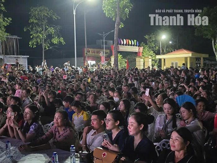 Đêm văn nghệ thu hút đông đảo cán bộ, đoàn viên, thanh thiếu niên và Nhân dân tham gia, cổ vũ.
