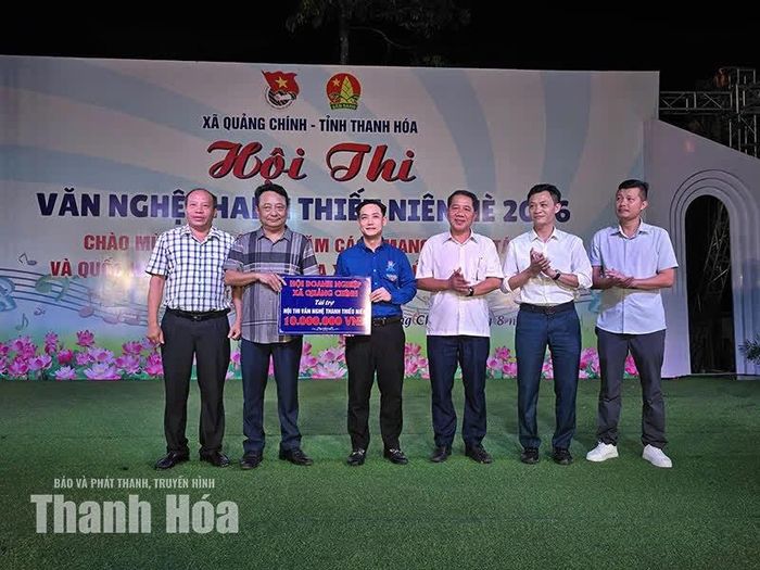 Lãnh đạo địa phương và đại diện Hội doanh nghiệp xã tặng hoa và quà hội thi văn nghệ.