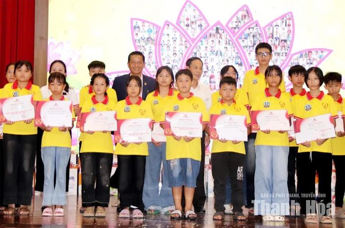 Đại diện lãnh đạo tỉnh và Tập đoàn Đại Dũng trao khen thưởng cho các con được tập đoàn đỡ đầu có thành tích cao trong năm học 2025-2026.