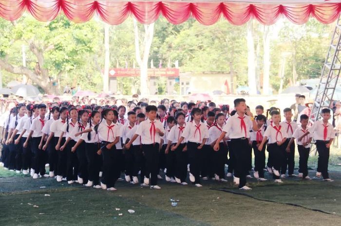 Phần thi nghi thức Đội của Chi đội tổ dân phố Văn Ba.