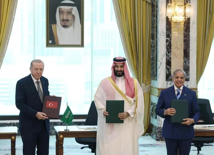 Tổng thống Thổ Nhĩ Kỳ Recep Tayyip Erdogan (trái), Thái tử Saudi Arabia Mohammed bin Salman (giữa) và Thủ tướng Pakistan Shehbaz Sharif (phải) ký thỏa thuận quốc phòng ba bên tại Mecca, Saudi Arabia, ngày 7/8/2026. Ảnh: Phủ Tổng thống Thổ Nhĩ Kỳ - Anadolu Agency.