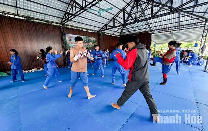 Tại CLB Vovinam xã Lam Sơn, các vận động viên hăng hái luyện tập. Huấn luyện viên Đỗ Huy Khương chia sẻ: “Chúng tôi đã chú trọng chắt lọc những gương mặt ưu tú nhất, rèn tâm lý thi đấu để các em bước vào giải với tâm thế tự tin”.