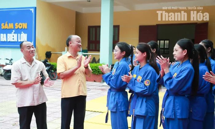 Lãnh đạo Liên đoàn Vovinam Thanh Hóa thăm, động viên võ sinh các CLB trước giải.