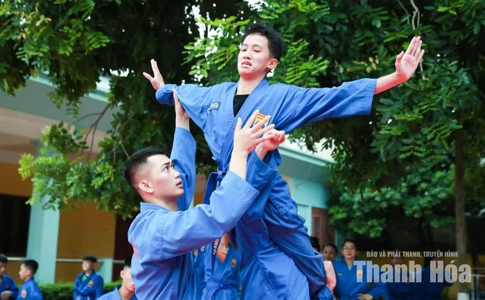 Huấn luyện viên Cao Tùng Dương, CLB Vovinam Sầm Sơn cho biết: “Chúng tôi tập trung cao độ vào việc hoàn thiện các bài quyền biểu diễn và nâng cao tốc độ, bản lĩnh thi đấu đối kháng. Cả thầy và trò đều quyết tâm mang về những tấm huy chương danh giá nhất”.