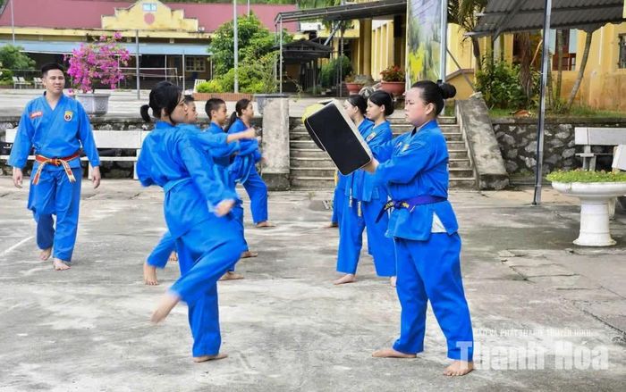 Trưởng bộ môn Vovinam tỉnh Tuyên Quang, đồng thời là huấn luyện viên CLB Vovinam Trường THCS Tân Yên cho biết: “Thanh Hóa là địa phương có phong trào Vovinam phát triển hàng đầu cả nước, đây lại là sân chơi truyền thống đã tổ chức thành công nhiều năm qua, do đó cả thầy và trò chúng tôi xác định giải sẽ là sân chơi bổ ích”. Trong ảnh: Các VĐV thuộc CLB Vovinam Trường THCS Tân Yên (tỉnh Tuyên Quang) tập luyện chuẩn bị cho giải.