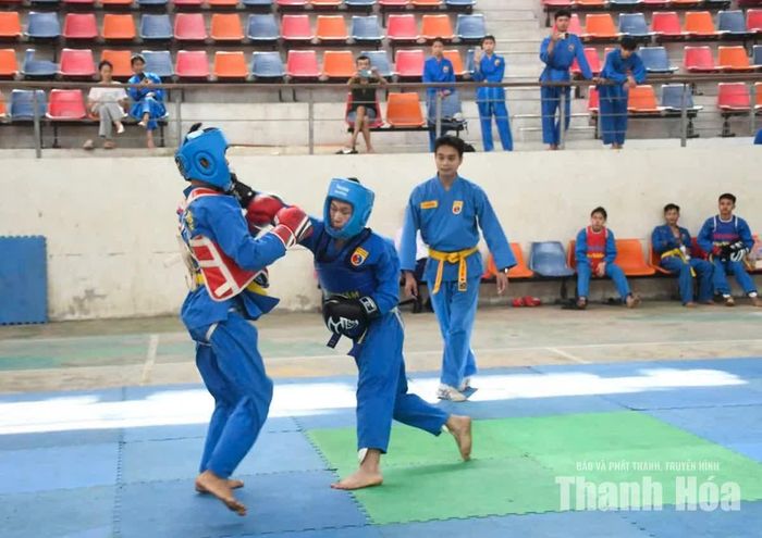 Việc các CLB ngoài tỉnh đến từ Nghệ An, Quảng Ninh, Thái Nguyên, Tuyên Quang, TP Hải Phòng... cùng tham dự cho thấy sự ghi nhận, đánh giá rất cao của cộng đồng võ thuật toàn quốc đối với năng lực tổ chức, chất lượng chuyên môn cũng như sự phát triển bài bản của phong trào Vovinam tại Thanh Hóa trong những năm qua. Trong ảnh: Các VĐV thuộc CLB Vovinam Trường THCS Tân Yên (tỉnh Tuyên Quang) tập luyện chuẩn bị cho giải.