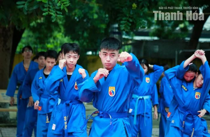 Tham dự giải với 22 vận động viên, thi đấu cả nội dung quyền và đối kháng, những ngày qua các võ sinh thuộc CLB Vovinam Sầm Sơn đang tập luyện rất tích cực.