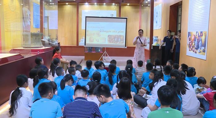 Các em học sinh tham gia chương trình giáo dục “Chuyện của gốm”.