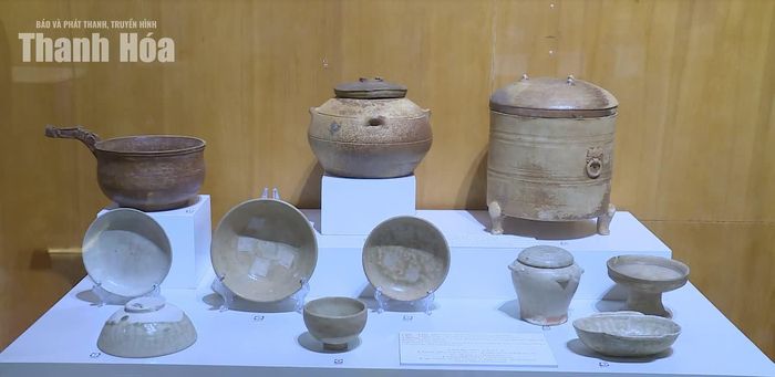 Một số hiện vật gốm được giới thiệu trong trưng bày chuyên đề “Bảo vật quốc gia và sưu tập gốm men tiêu biểu tại Bảo tàng Thanh Hóa”.