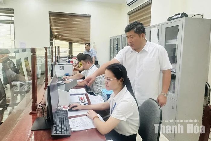 Lãnh đạo Sở Nông nghiệp và Môi trường kiểm tra tiến độ thực hiện chuyển đổi số, làm giàu, làm sạch dữ liệu đất đai tại Chi nhánh Văn phòng Đăng ký đất đai Triệu Sơn.