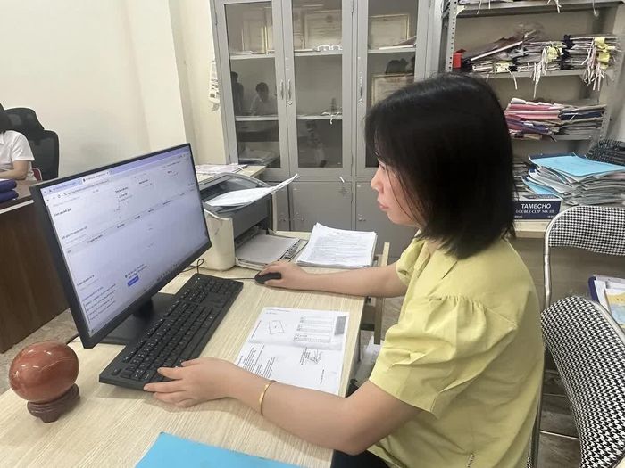 Những ngày này, cán bộ, nhân viên Chi nhánh Văn phòng Đăng ký đất đai Triệu Sơn làm việc cả thứ bảy, chủ nhật để hoàn thành việc đồng bộ, cập nhật dữ liệu đất đai địa phương lên Hệ thống VNLIS trước kế hoạch đã đề ra.