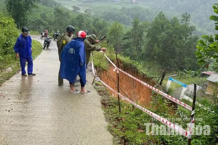 Xã Bát Mọt căng dây, cắm biển cảnh báo nguy hiểm tại khu vực sạt lở.