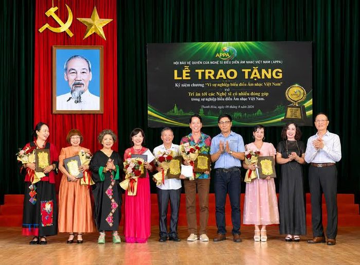 Hình ảnh trong Lễ trao tặng kỷ niệm chương “Vì sự nghiệp biểu diễn âm nhạc Việt Nam” tại Thanh Hoá.