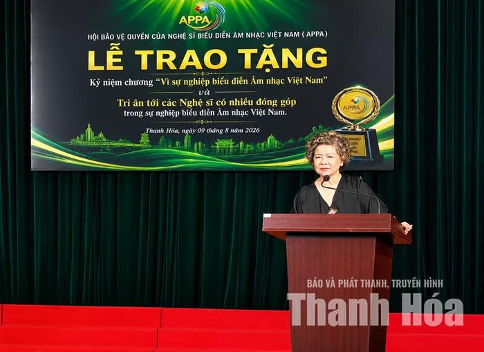 NSND Thanh Hoa, Chủ tịch Hội Bảo vệ quyền của nghệ sĩ biểu diễn âm nhạc Việt Nam phát biểu tại buổi lễ.