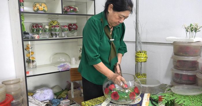 Bà Việt chăm chút từng chi tiết để giữ màu sắc và hình dáng tự nhiên của hoa. Ảnh: Nguyễn Thuấn