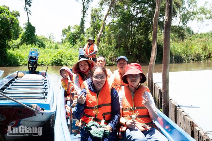 Đến đây, du khách không chỉ bị thu hút bởi không gian thiên nhiên với rừng tràm rợp bóng hai bên, mà còn được tiếp xúc ở cự ly gần với hàng loạt loài chim nước, động vật hoang dã quý hiếm.